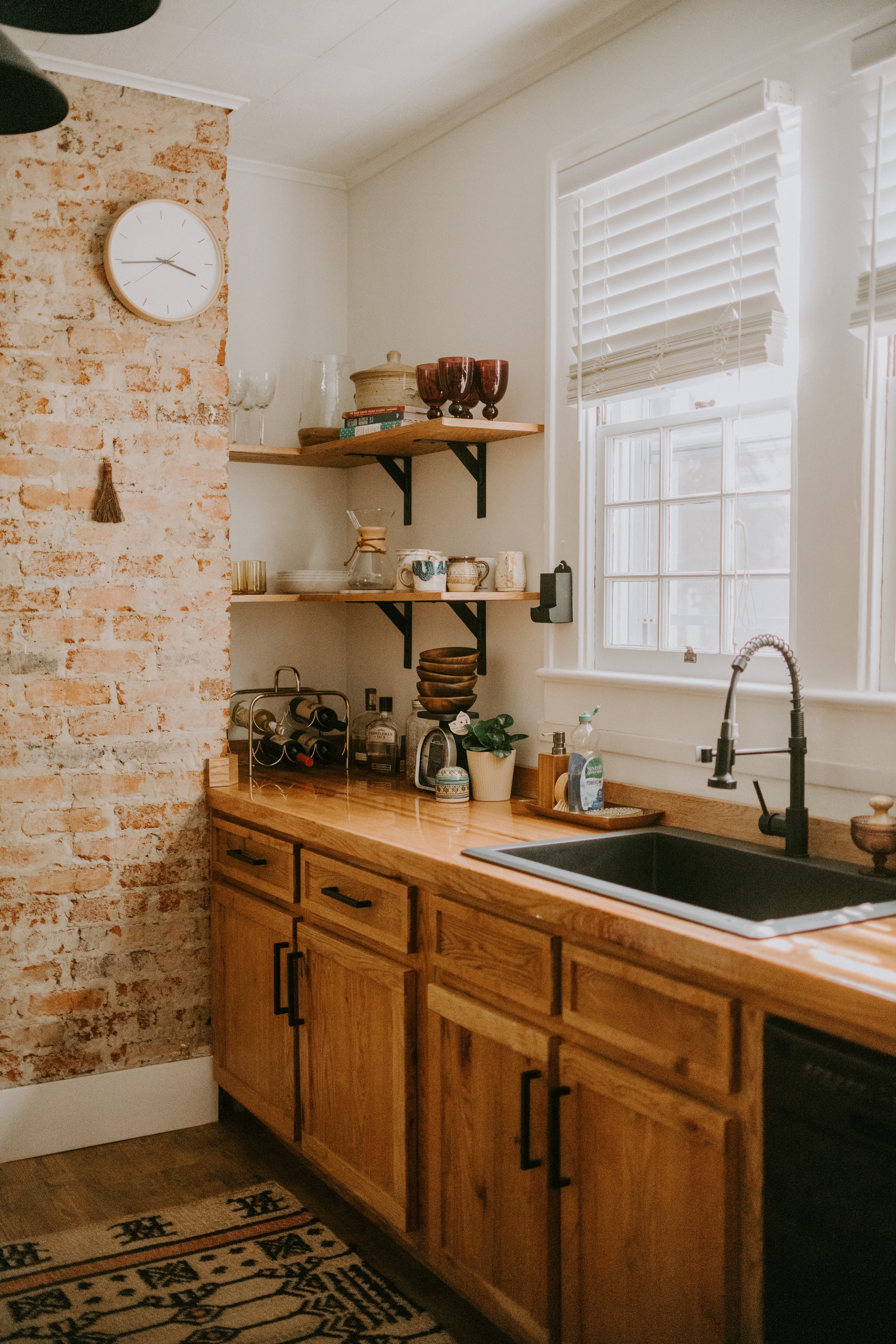 Kitchen Cabinets & Steel Brackets
